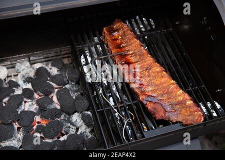 Digital-Thermometer Grill, Grill, Grill für Rindersteak und Ersatzrippe und anderes Fleisch. Temperaturmessung Stockfoto