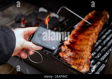 Digital-Thermometer Grill, Grill, Grill für Rindersteak und Ersatzrippe und anderes Fleisch. Temperaturmessung Stockfoto