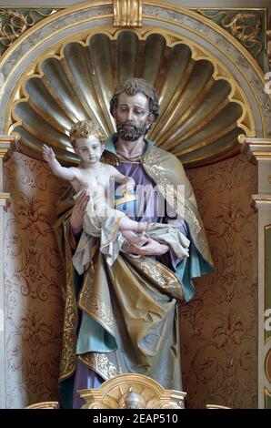 St. Joseph mit Kind Jeaua, Statue auf dem Altar des Heiligen Joseph in der Kirche unserer Lieben Frau von Lourdes und St. Joseph in der Barilovicki Leskovac, Kroatien Stockfoto