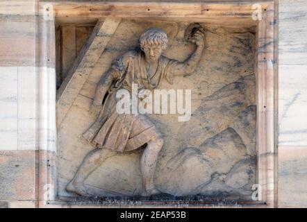 Simson reißt die Tore von Gaza. Marmorrelief an der Fassade der Mailänder Dom, Duomo di Santa Maria Nascente, Mailand, Lombardei, Italien Stockfoto