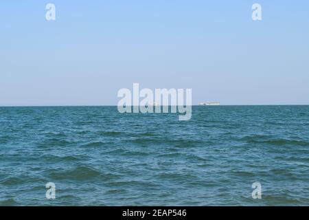 Marine und zwei Schiffe am Horizont Stockfoto