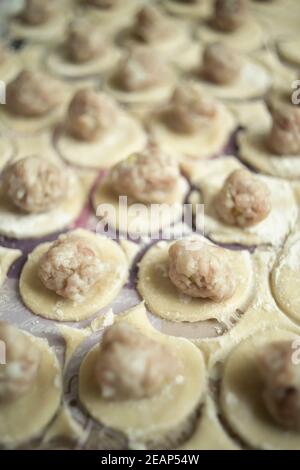 Kochen hausgemachte Knödel Draufsicht selektive Fokus vertikale Ausrichtung Stockfoto