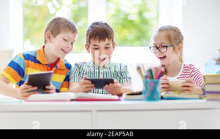 Kinder im Zimmer mit Smart Phones Stockfoto