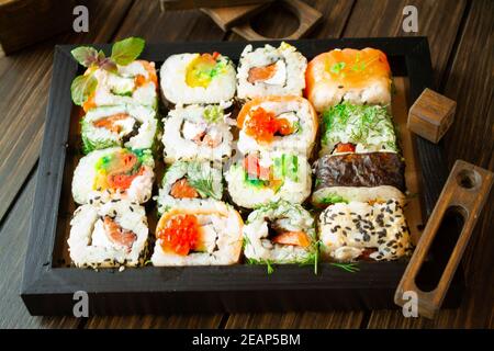 Essen Kunst. Große Reihe von Sushi in bunten Ornamenten auf braunen Quadrat serviert. Luxus Restaurant Menü Foto. Stockfoto