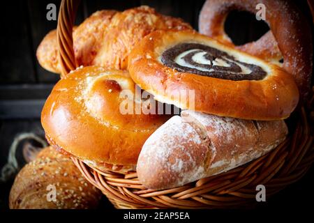 Gemischtes frisches Brot und Brötchen. Rustikale Brote aus nächster Nähe. Food-Konzept Stockfoto