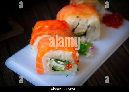 Philadelphia Roll Sushi mit Lachs, Garnelen, Avocado, Frischkäse. Stockfoto