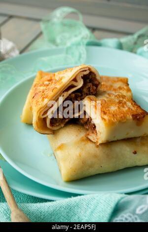 Süße Crepes gefüllt mit Apfelmarmelade zum Frühstück Stockfoto