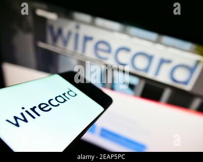 Mobiltelefon mit Logo des deutschen Zahlungs- und Finanzdienstleisters Wirecard AG vor der Website. Konzentrieren Sie sich auf die Mitte links des Telefondisplays. Stockfoto