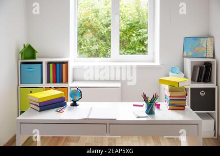 Bunte Kinder Zimmer mit weißen Wänden und Möbeln Stockfoto