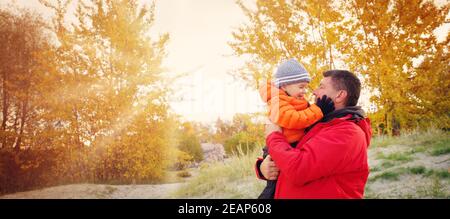 Vater mit Sohn an einem sonnigen Tag im Herbst Stockfoto