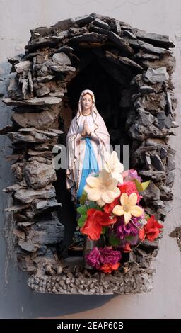 Statue unserer Lieben Frau von Lourdes in Shishu Bhavan, eines der Häuser, das von Mutter Teresa gegründet wurde und von den Missionaren der Nächstenliebe in Kolkata, Indien, geführt wird Stockfoto