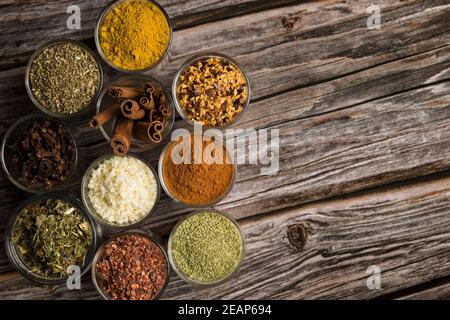 Verschiedene Gewürze in Gläsern Stockfoto