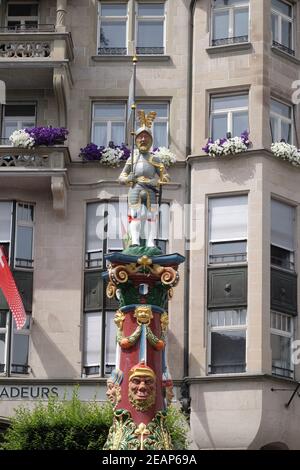 Ritter mit Fahne und ein Schwert von Fritschi Brunnen, im Jahr 1918 erbaut und zu einem legendären Charakter der Fasnacht in Luzern, Schweiz gewidmet Stockfoto