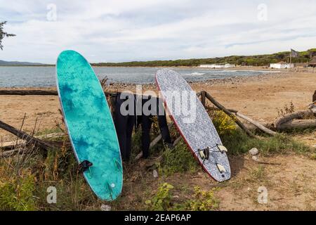 Surfbretter in Al Cartello Strand in der Nähe von Orbetello, Toskana, Italien Stockfoto