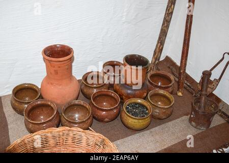 Regale mit stehen auf ihren Utensilien aus Porzellan und Steingut. Vintage Küchenutensilien Stockfoto