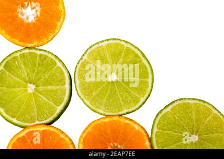 Fruchtscheiben von Mandarine und grünen Kalk isoliert auf weißem Hintergrund, Ort für Text Stockfoto