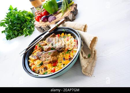 Gebratener Reis mit Gemüse und Fleisch Stockfoto