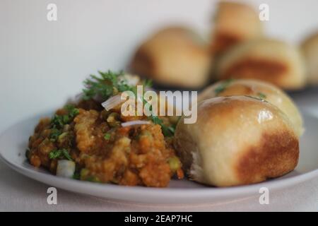 PAV bhaji ist ein Fast-Food-Gericht aus Indien, das aus einem dicken Gemüsecurry mit einem weichen Brötchen serviert wird. Gemüse in der Curry kann auch Pota Stockfoto