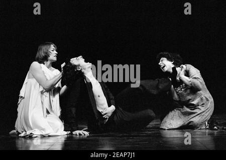 l-r: Glenda Jackson (Vittoria Corombona), Jack Shepherd (Flamineo), Miriam Margolyes (Zanche) in THE WHITE DEVIL von John Webster im Old Vic Theatre, London SE1 07/1976 Bühnenbild: John Gunter Kostüme: Deirdre Clancy Beleuchtung: Andy Phillips Regie: Michael Lindsay-Hogg Stockfoto