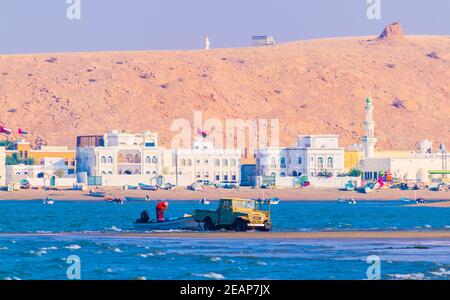 Einheimische Fischer bringen ihren Fang an Land in Sur, Oman. Stockfoto