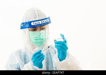 Frau medizinische Wissenschaftlerin in PSA Uniform trägt eine Gesichtsmaske Schutzschild aus Kunststoff für Impfstoff und Spritze Quarantäne Coronavirus Outbreak (COVID-19) isoliert auf weißem Hintergrund Stockfoto