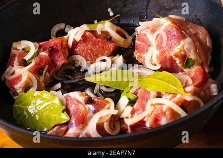 Roher ostfriesischer Snirtje-Braten mit Gewürzen. Stockfoto