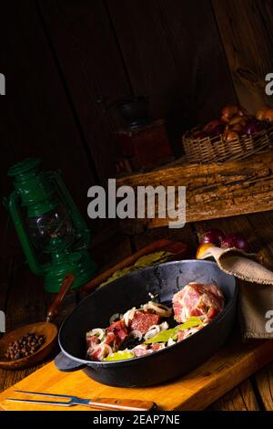Roher ostfriesischer Snirtje-Braten mit Gewürzen. Stockfoto