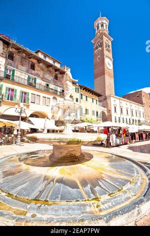 Piazza delle erbe in Verona Straße und Marktblick mit Lamberti Turm Stockfoto