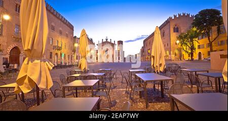 Mantova Stadt Piazza Sordello Café und Architektur Dämmerung Blick Stockfoto