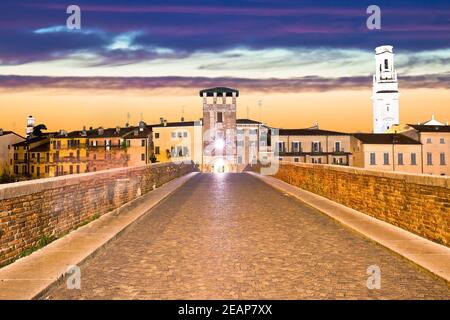 Ponte Pietra Brücke und Verona Waterfront Architektur Blick auf den Sonnenuntergang Stockfoto