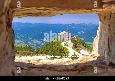 Adlerhorst oder Kehlsteinhaus Versteck auf dem Felsen über Alpin Panoramasicht auf die Landschaft durch Steinfenster Stockfoto