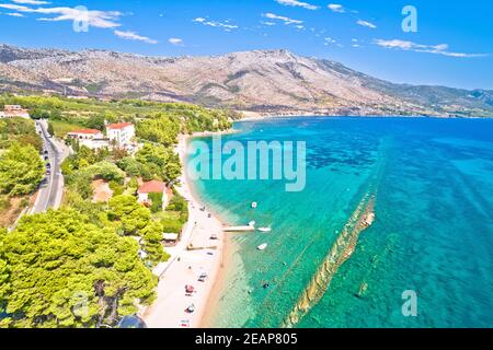 Langer türkisfarbener Kiesstrand in Orebic Luftbild, Halbinsel Peljesac Stockfoto