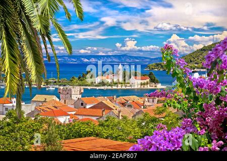 Malerische Insel Vis am Wasser Stockfoto