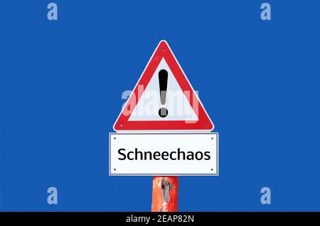 Achtung Schneechaos Warnschild auf blauem Hintergrund in deutscher Sprache Stockfoto