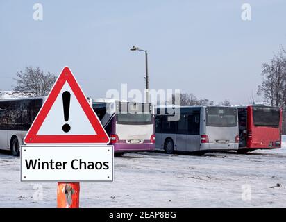 Warnschild Winterchaos im Busverkehr auf deutsch Stockfoto