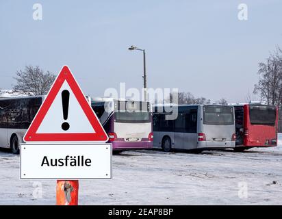 Warnschild Ausfälle im Busverkehr in deutsch Stockfoto