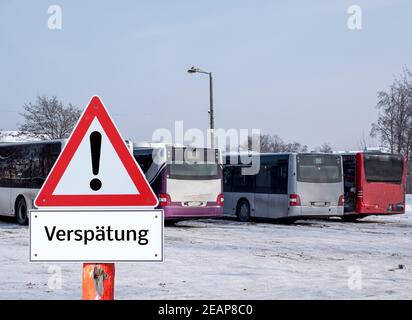 Warnschild Verspätung im Busverkehr auf deutsch Stockfoto