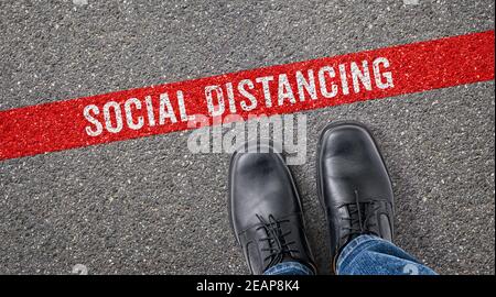 Rote Linie auf Asphalt - Soziale Distanzierung Stockfoto