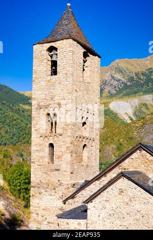 Blick auf den romanischen Glockenturm der Boi Dorfkirche aus dem 11th. Jahrhundert, Vall de Boi, Katalonien, Spanien Stockfoto