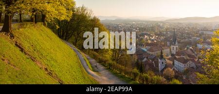 Panoramablick auf Laibach, die Hauptstadt von Slowenien. Roooftops der Altstadt von Ljjjanas, vom Park der Burg von Ljbljanas bei Sonnenuntergang aus gesehen Stockfoto