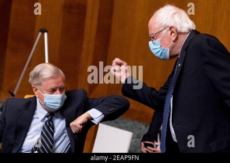 Vorsitzender Sen. Bernie Sanders, I-Vt., rechts, grüßt Ranking Mitglied Sen. Lindsey Graham, R-S.C., links, bevor Neera Tanden, Präsident Joe Bidens Nominee für den Direktor des Office of Management and Budget (OMB), Zeugnis bei einem Senatsausschuss über die Haushaltsanhörung auf Capitol Hill in Washington, Mittwoch, 10. Februar, 2021.Foto von Andrew Harnik/Pool/ABACAPRESS.COM Stockfoto