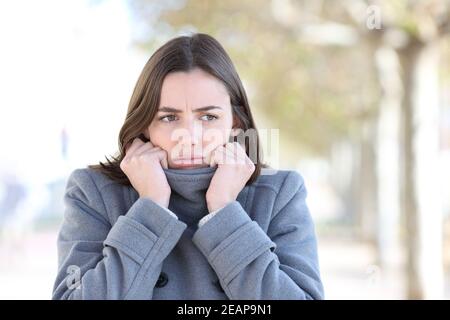 Wütende Frau, die im Winter auf der Straße kalt wird Stockfoto