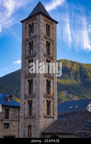 Blick auf den Glockenturm der romanischen Kirche Santa Eulalia de Erill-la-Vall, UNESCO-Weltkulturerbe, Boi-Tal, Katalonien, Spanien Stockfoto