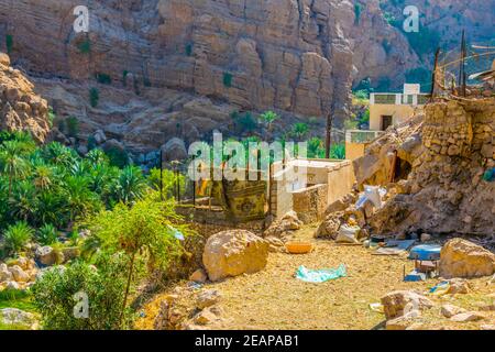 Blick auf ein Dorf im wadi tiwi im Oman. Stockfoto