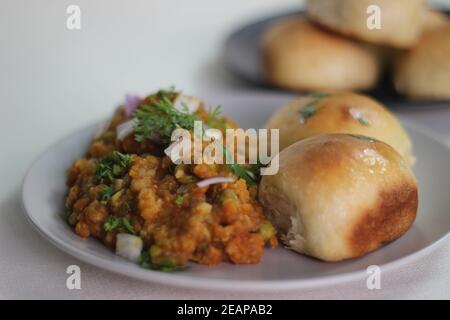 PAV bhaji ist ein Fast-Food-Gericht aus Indien, das aus einem dicken Gemüsecurry mit einem weichen Brötchen serviert wird. Gemüse in der Curry kann auch Pota Stockfoto