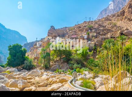 Blick auf eine Oase mit typischem Falaj Bewässerungssystem im Wadi Tiwi im Oman. Stockfoto