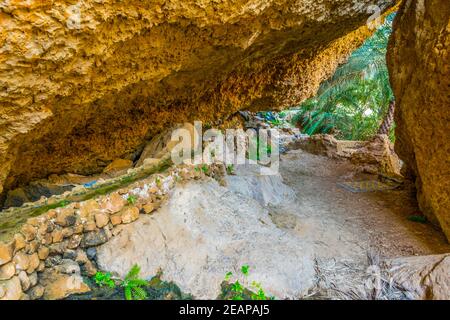 Blick auf eine Oase mit typischem Falaj Bewässerungssystem im Wadi Tiwi im Oman. Stockfoto