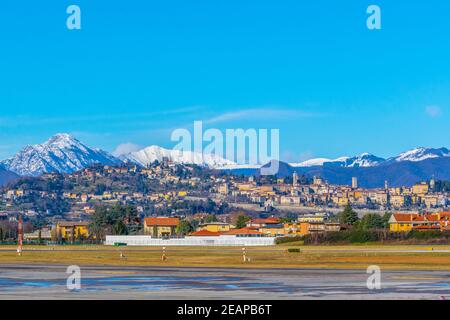 Luftaufnahme der italienischen Stadt Bergamo vom angrenzenden Flughafen aus gesehen Stockfoto