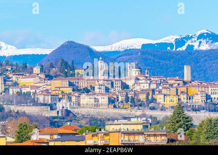 Luftaufnahme der italienischen Stadt Bergamo vom angrenzenden Flughafen aus gesehen Stockfoto