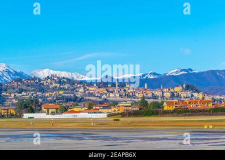Luftaufnahme der italienischen Stadt Bergamo vom angrenzenden Flughafen aus gesehen Stockfoto